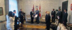 Додик одликовао градоначелника Модина Орденом части са златним зрацима