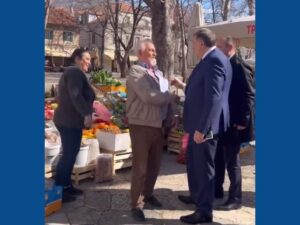 Додик прошетао улицама Требиња и разговарао са грађанима